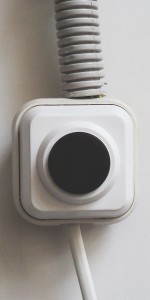 Кнопка ручной подачи звнока с закрытым корпусом и подключенным кабелем